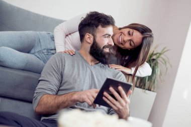 Tablet bilgisayar kullanma ve içme kahve Çift