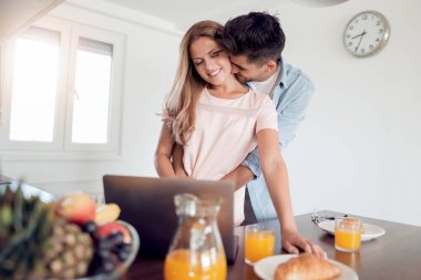 Kahvaltı ve dizüstü bilgisayar tarama bir çift