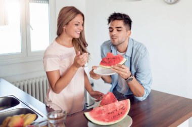 Çift ışık mutfakta karpuz yeme
