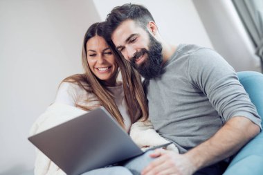 Patlamış mısır yemek ve oturma odasında film izlerken Çift