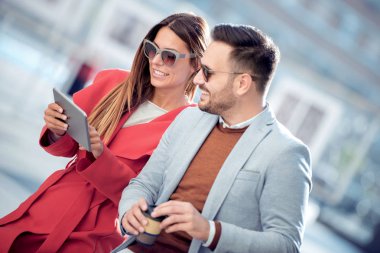 açık havada eğleniyor ve gülümseyerek, tablete arıyorum genç Çift