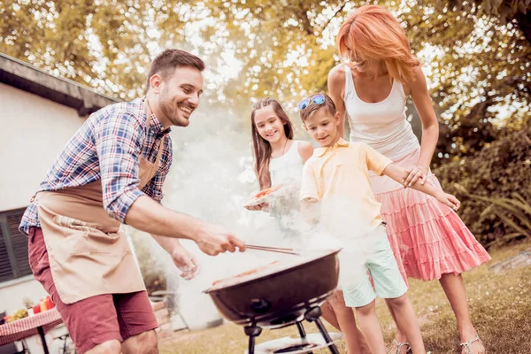 Mladá Rodina Barbecue Oběd Zahradě Slunečný Den — Stock fotografie