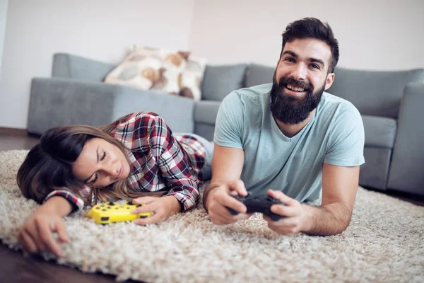 Junges Paar Spielt Videospiele Auf Dem Fußboden — Stockfoto