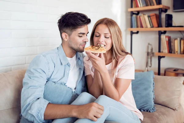 Romantisches Paar Isst Pizza Hause — Stockfoto