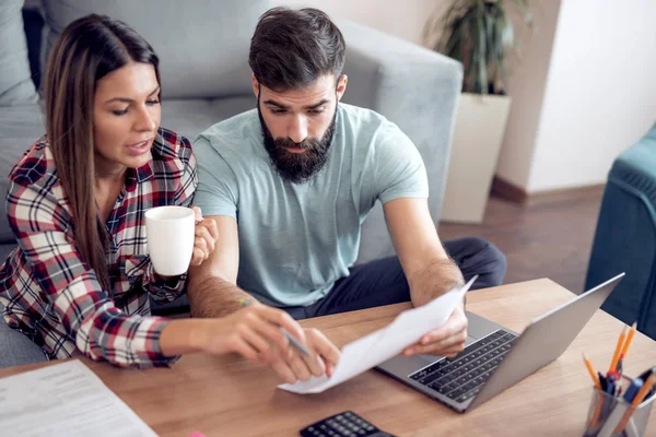 Junges Paar Checkt Rechnungen Mit Laptop Hause — Stockfoto