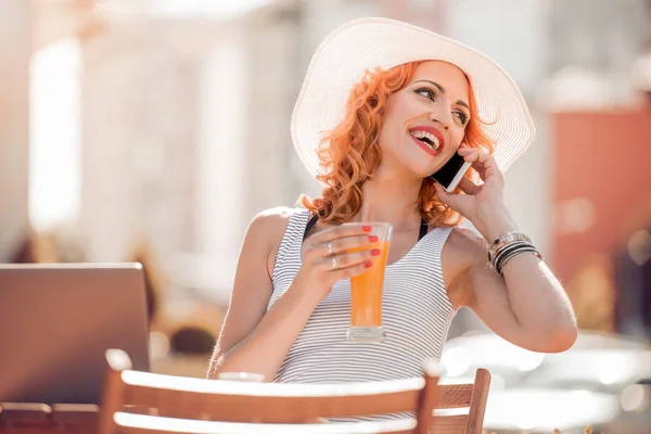 Empresária Feliz Usando Telefone Inteligente Enquanto Sentado Café — Fotografia de Stock