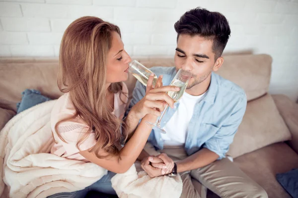 Pareja Joven Bebiendo Vino Blanco Casa — Foto de Stock