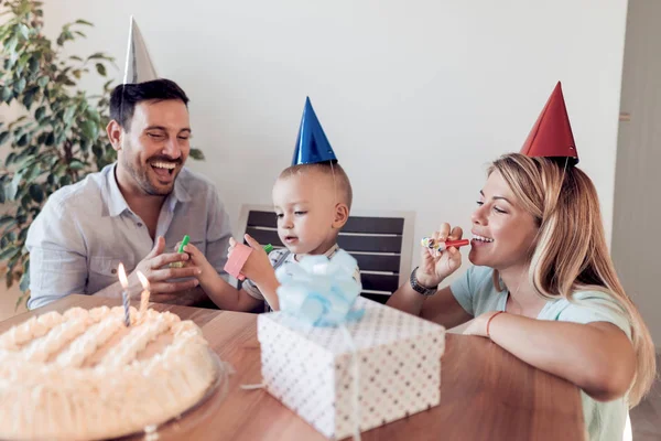 Familia Celebrando Cumpleaños Con Pasteles Cumpleaños — Foto de Stock