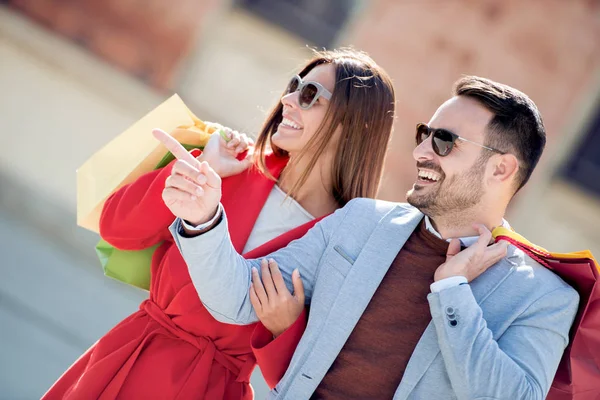 Pareja Joven Sosteniendo Bolsas Compras Después Comprar — Foto de Stock