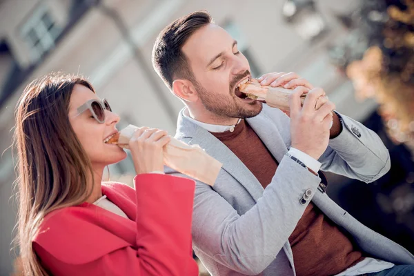 Pareja Comiendo Sándwiches Las Calles Ciudad — Foto de Stock