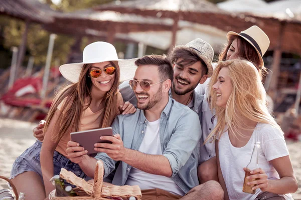 Grup Tineri Prieteni Care Fac Selfie Tabletă Plajă — Fotografie, imagine de stoc