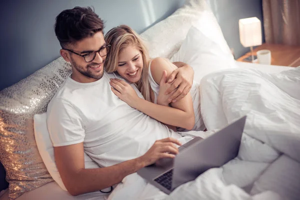 Ungt Par Pyjamas Surfar Laptop Sängen — Stockfoto