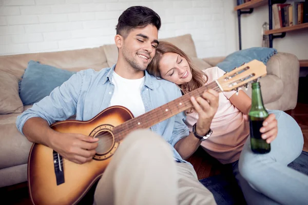 Joven Cantando Novia Con Guitarra Casa Sala Estar — Foto de Stock