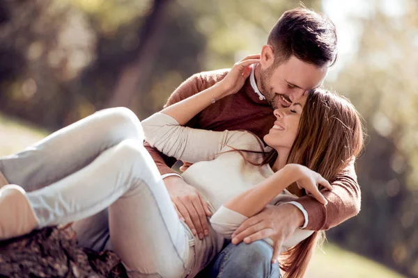 年轻夫妇温柔地拥抱在城市公园里 — 图库照片