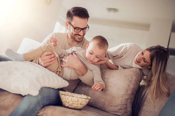 Счастливая Молодая Семья Смотрит Телевизор Прекрасно Проводит Время Дома — стоковое фото