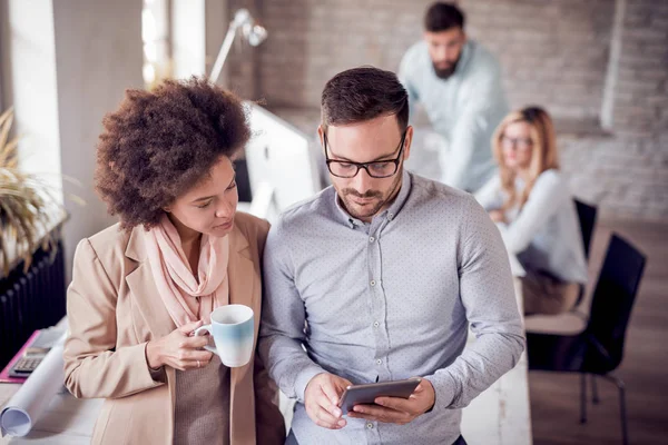 Grup Modern Ofis Proje Üzerinde Adamları — Stok fotoğraf