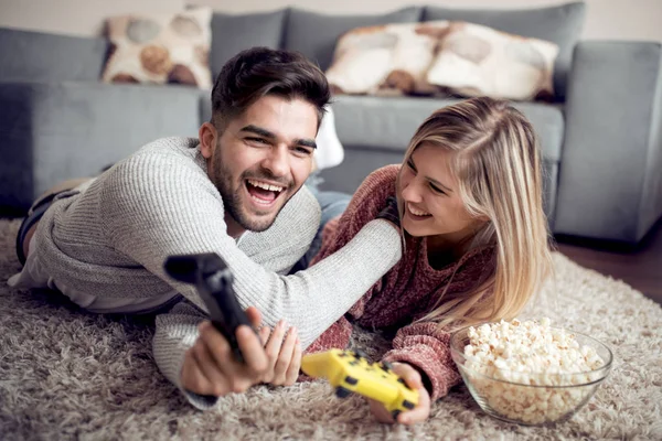 若いカップルが家でビデオゲームをしていて — ストック写真