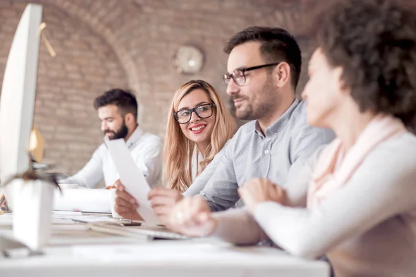 Grupo Empresarios Que Trabajan Proyectos Oficinas Modernas — Foto de Stock