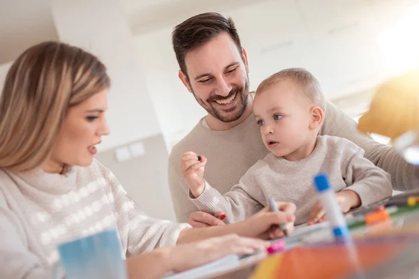 Sonriente Familia Dibujo Juntos Cocina Casa — Foto de Stock