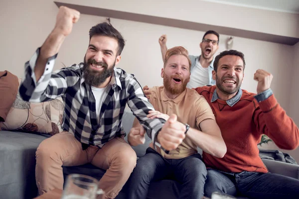 Grupo Amigos Aficionados Fútbol Viendo Partido Fútbol Televisión Celebrando Gol —  Fotos de Stock