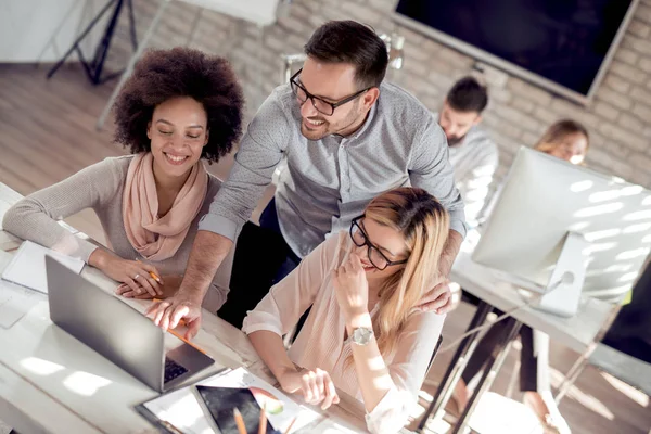 İş yerinde modern ofis tabloda proje üzerinde gurup