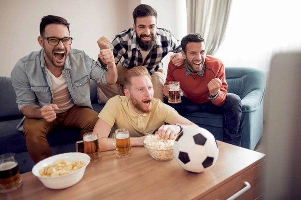Grupo Amigos Aficionados Fútbol Viendo Partido Fútbol Televisión Celebrando Gol — Foto de Stock