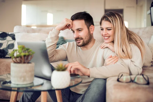 Junges Paar Entspannt Auf Sofa Mit Laptop — Stockfoto