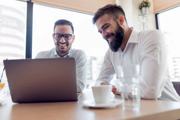 Zwei Geschäftsleute Sitzen Tisch Einem Städtischen Café Und Benutzen Einen — Stockfoto