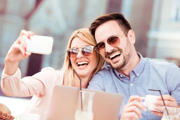 Jovem Casal Feliz Tomando Selfie Enquanto Sentado Café — Fotografia de Stock