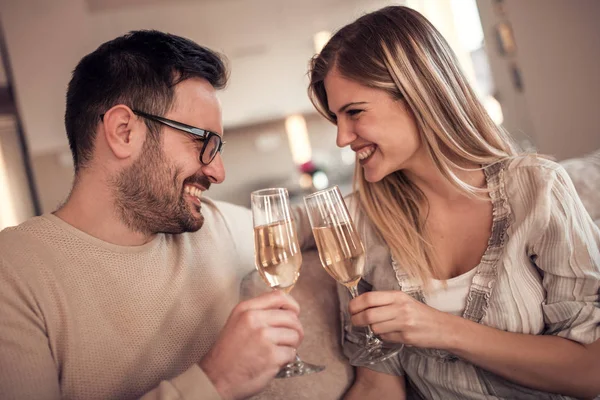 Junges Paar Lächelt Und Trinkt Hause Wein — Stockfoto