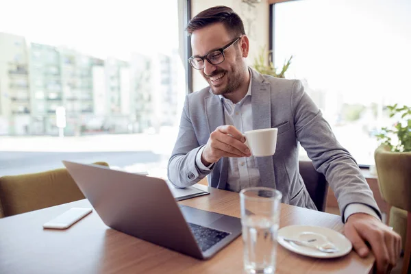 Jovem Empresário Camisa Casual Usando Computador Portátil Local Trabalho — Fotografia de Stock