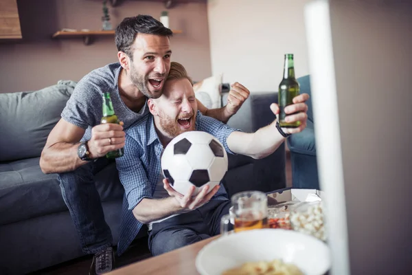 Двоє Друзів Дивляться Футбол Вдома — стокове фото