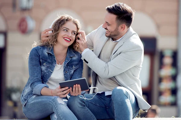 Paar Sitzt Auf Bank Der Stadt Und Hört Musik — Stockfoto