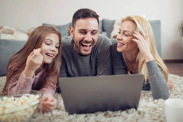 Familia Viendo Película Ordenador Portátil Sala Estar — Foto de Stock