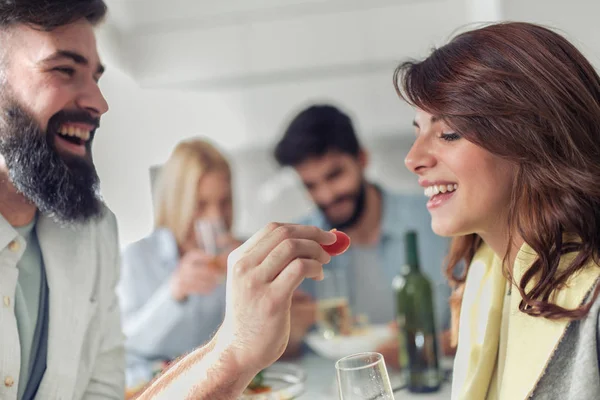 Grupo Amigos Comiendo Comidas Saludables Bebiendo Champán Cena Fiesta — Foto de Stock