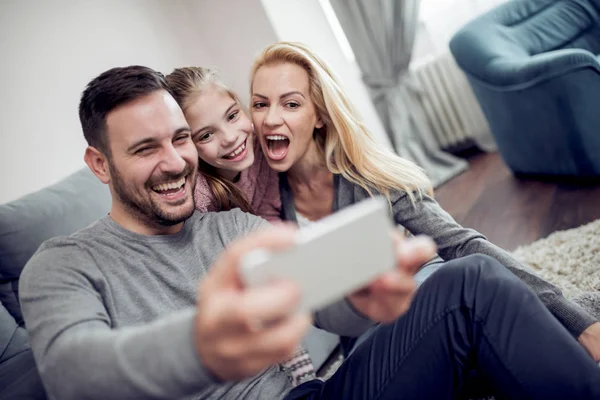 Family Making Selfie Living Room Home — Stock Photo, Image