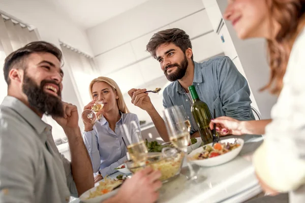 Baráti Egészséges Ételeket Eszik Iszik Pezsgőt Vacsora Fél — Stock Fotó