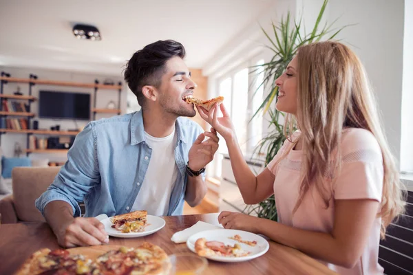 Onnellinen Romanttinen Pari Syö Pizzaa Kotona — kuvapankkivalokuva