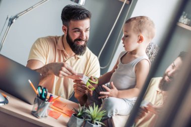 Genç Baba oğluyla evde ofis oynamak