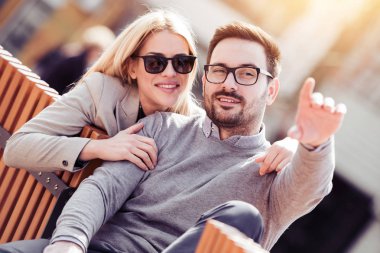 Mutlu genç çift dışarıda eğleniyor..