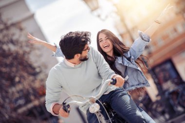 Mutlu genç çift dışarıda eğleniyor ve gülümsüyor..