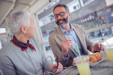 Olgun çift kafede Kahvaltı.