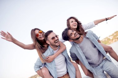 İki genç erkek kız arkadaşları ile eğlenmek