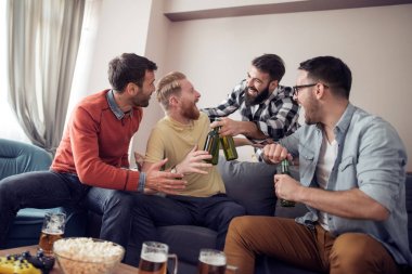 Evde bira içme gülümseyen erkek arkadaşlar.