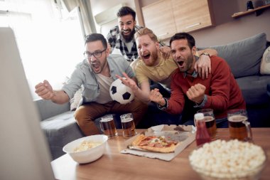 Oturma odasında, bira içip pizza yemek izlerken oyun futbol fanlar.