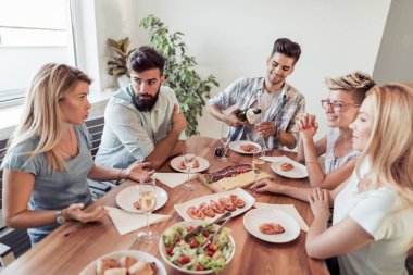 Grup mutlu insan evde parti Öğle Yemeği.