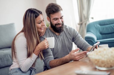 Kahve zamanı ve Internet birlikte zevk çift.