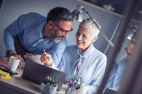 Gente Madura Negocios Discutiendo Trabajando Juntos Oficina — Foto de Stock