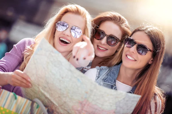 Tres Hermosas Chicas Con Bolsas Compras Ciudad Gente Venta Compras —  Fotos de Stock