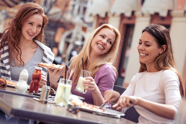 Tre Belle Ragazze Con Shopping Bag Città Persone Vendita Shopping — Foto Stock